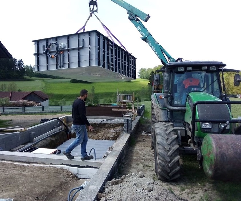 Pool in die Baugrube aufsetzen